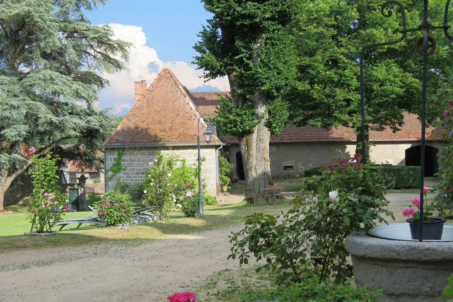 Le château de Crocq côté parc, façade orientée vers le parc paysager