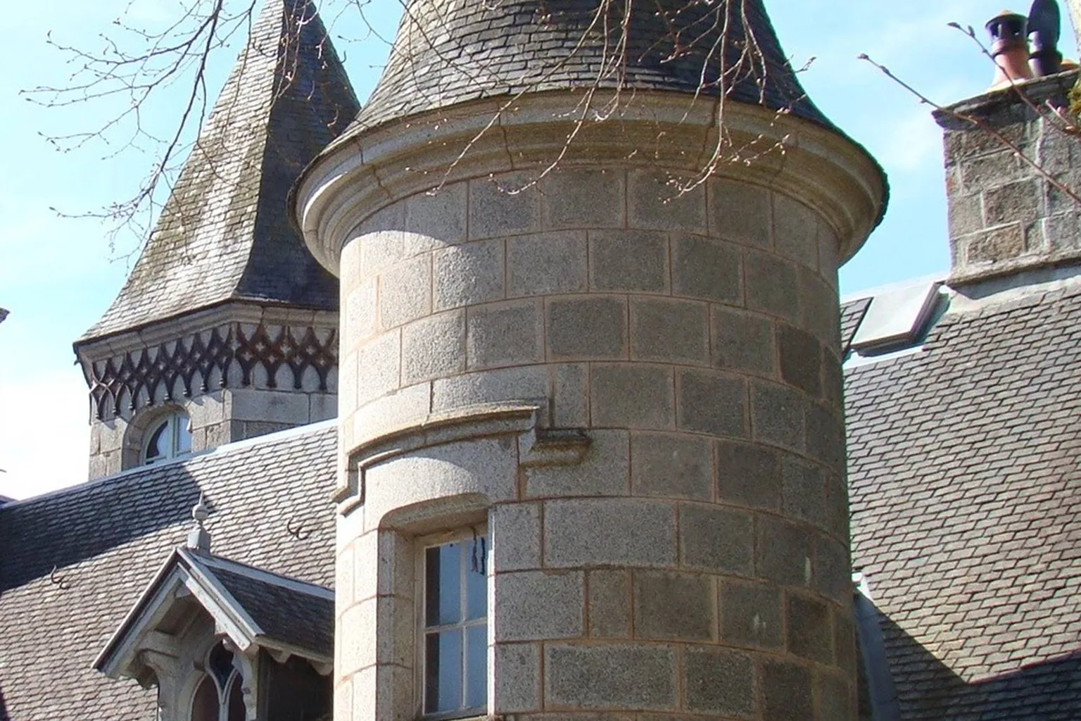 Château de Crocq côté parc, détail des fenêtres à meneaux et toiture en ardoise
