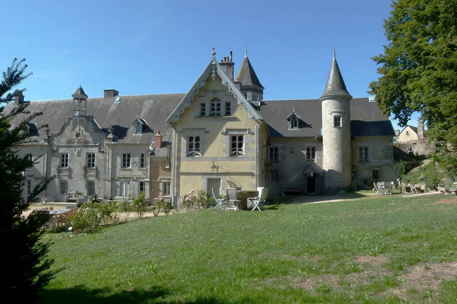 Château de Crocq côté parc, vue de trois-quarts en lumière naturelle