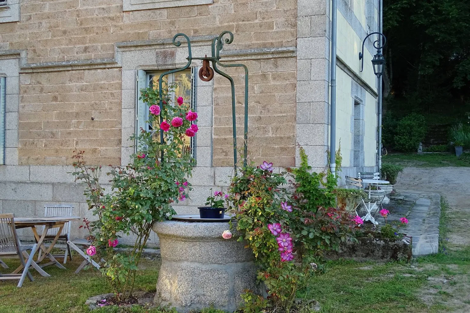 Château de Crocq côté parc, façade sud baignée de soleil, Creuse Nouvelle-Aquitaine