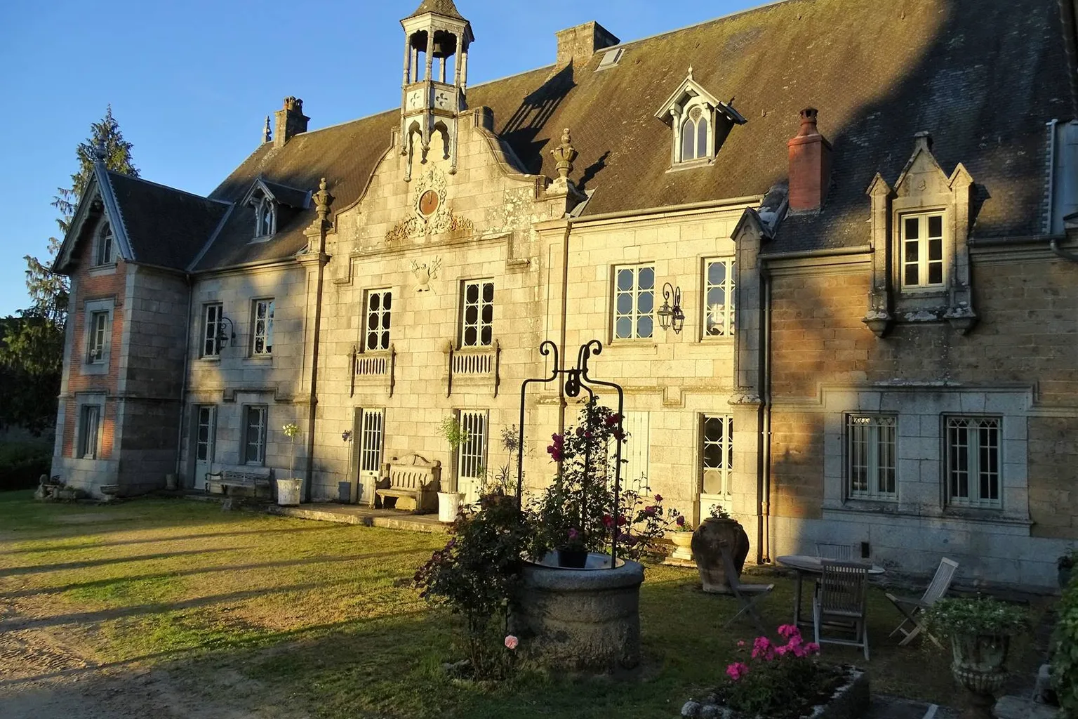 Château de Crocq côté parc, perspective élargie sur la pelouse et les arbres