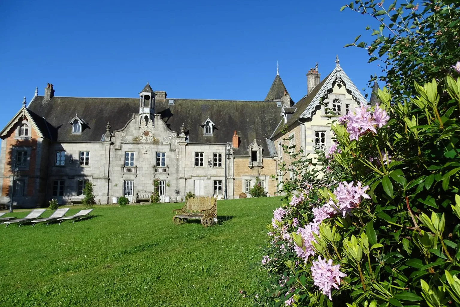 Château de Crocq côté parc, vue d'ensemble du domaine patrimonial creusois