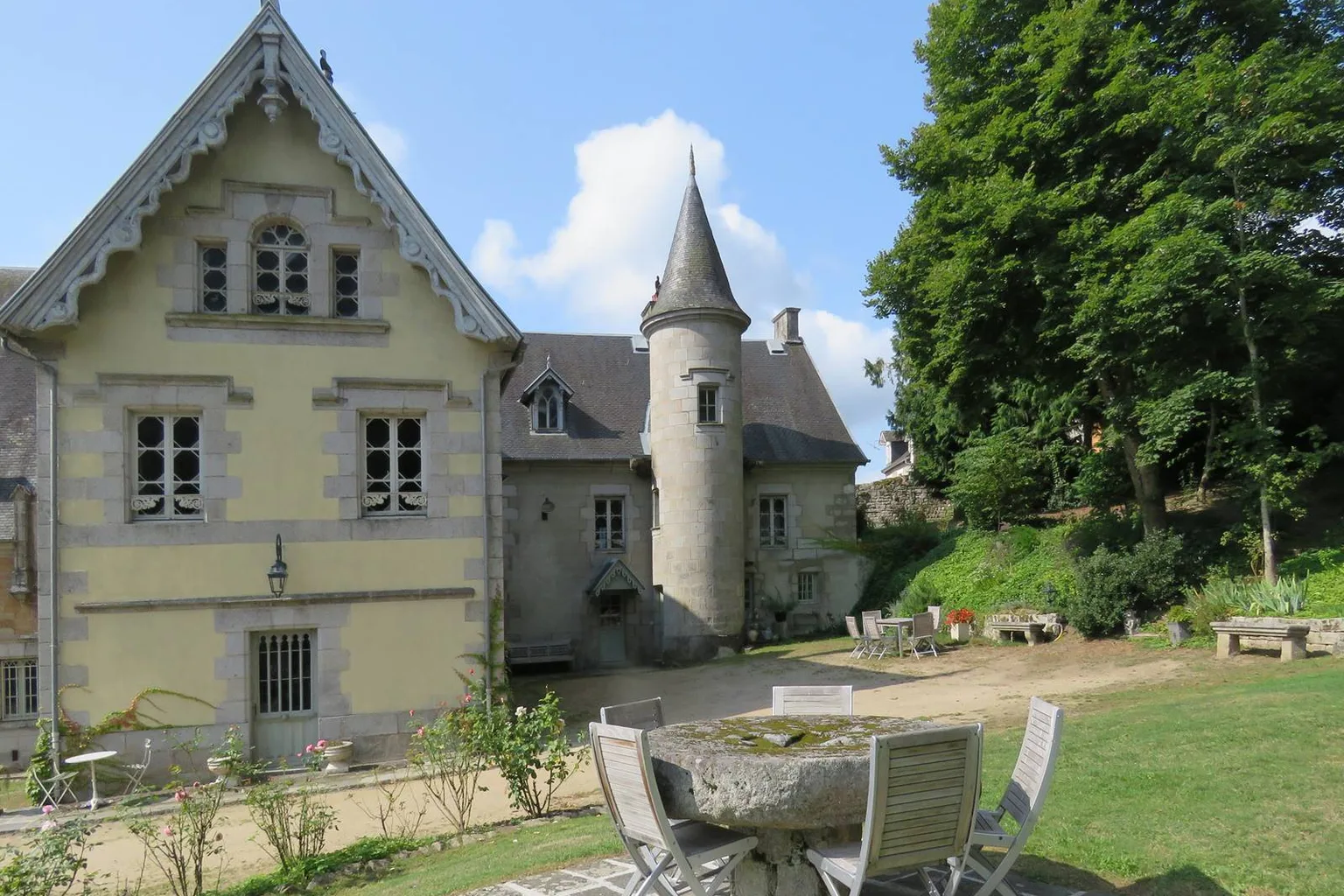 Façade du château de Crocq côté parc, vue rapprochée des murs en granit XIXᵉ siècle