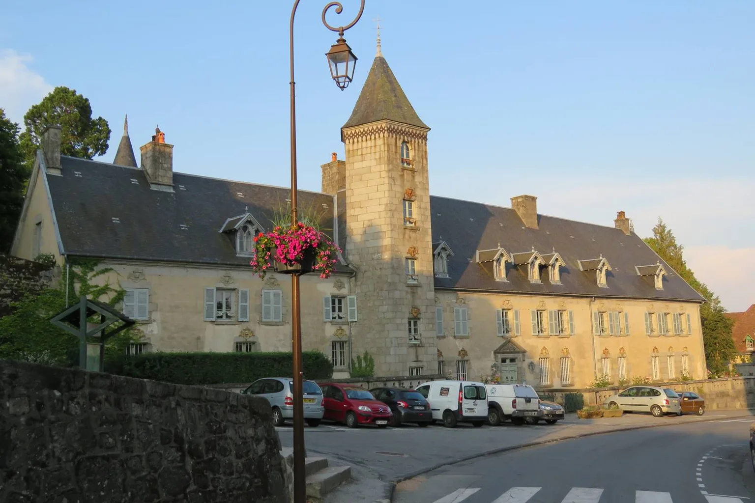Le château de Crocq vu depuis le village médiéval de Crocq, perspective historique