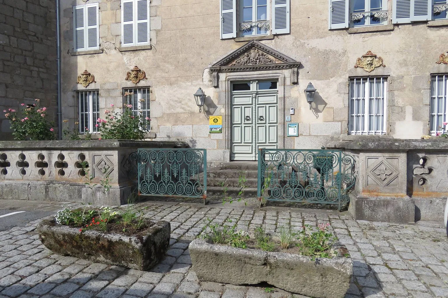 Entrée du château de Crocq côté village médiéval, accès depuis la cité