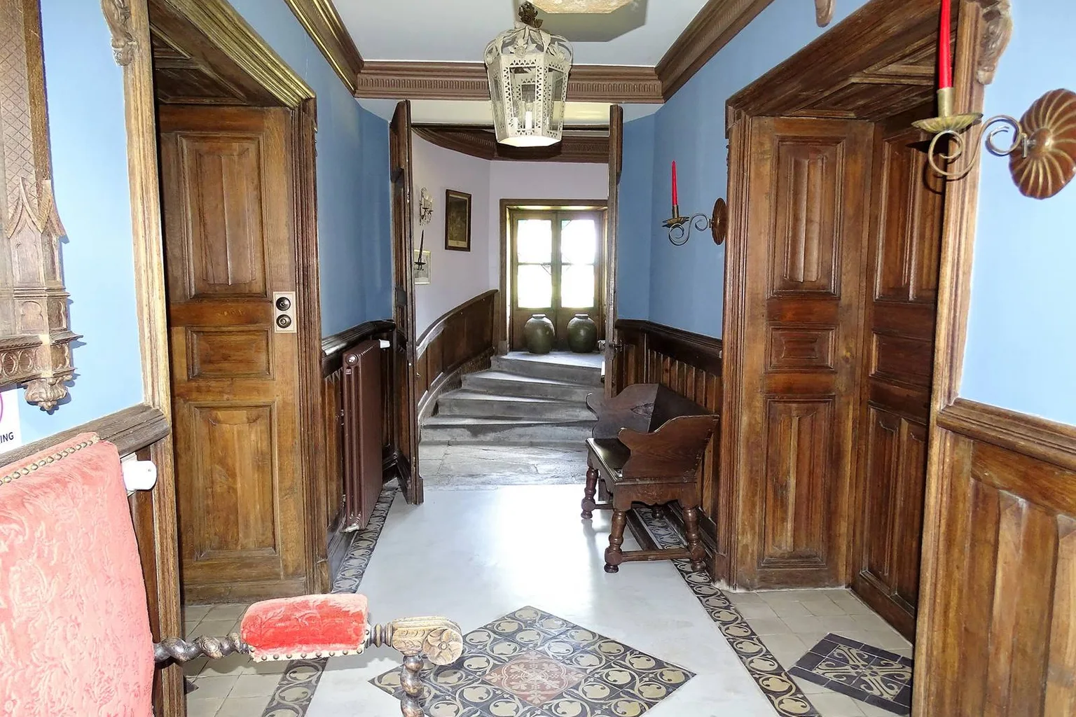 Entrée principale du château de Crocq, façade médiévale en granit creusois