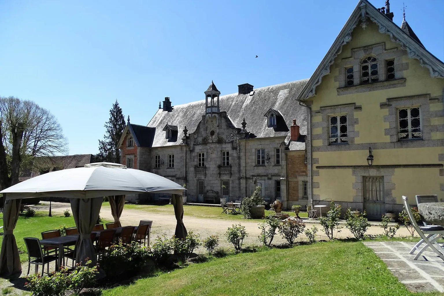 Le château de Crocq et son parc arboré, vue panoramique depuis le sud, Creuse 23260